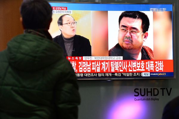 People watch a TV screen broadcasting a news report on the assassination of Kim Jong Nam, the older half brother of the North Korean leader Kim Jong Un, at a railway station in Seoul, South Korea, February 14, 2017 - Sputnik International
