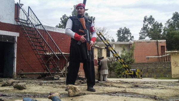 A Pakistani security officer stands alert at the site of a bombing in Ghalanai in the Pakistan's tribal region of Mohmand, Wednesday, Feb. 15, 2017 A Pakistani security officer stands alert at the site of a bombing in Ghalanai in the Pakistan's tribal region of Mohmand, Wednesday, Feb. 15, 2017 - Sputnik International