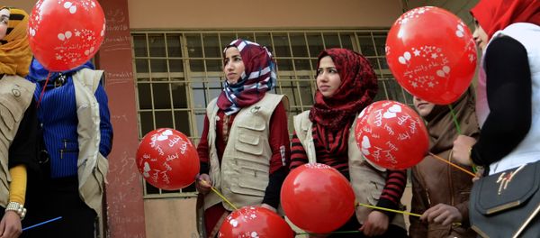 Members from the Rebirth Generation, an internet born group of Iraqi youths who are trying to revive the embattled city of Mosul, pose for a photo as they organise an event to mark Valentine's Day at a school in the eastern part of Mosul on February 14, 2017 - Sputnik International