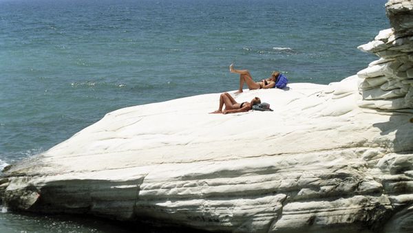 Holidaymakers on a beach in Cyprus. - Sputnik International