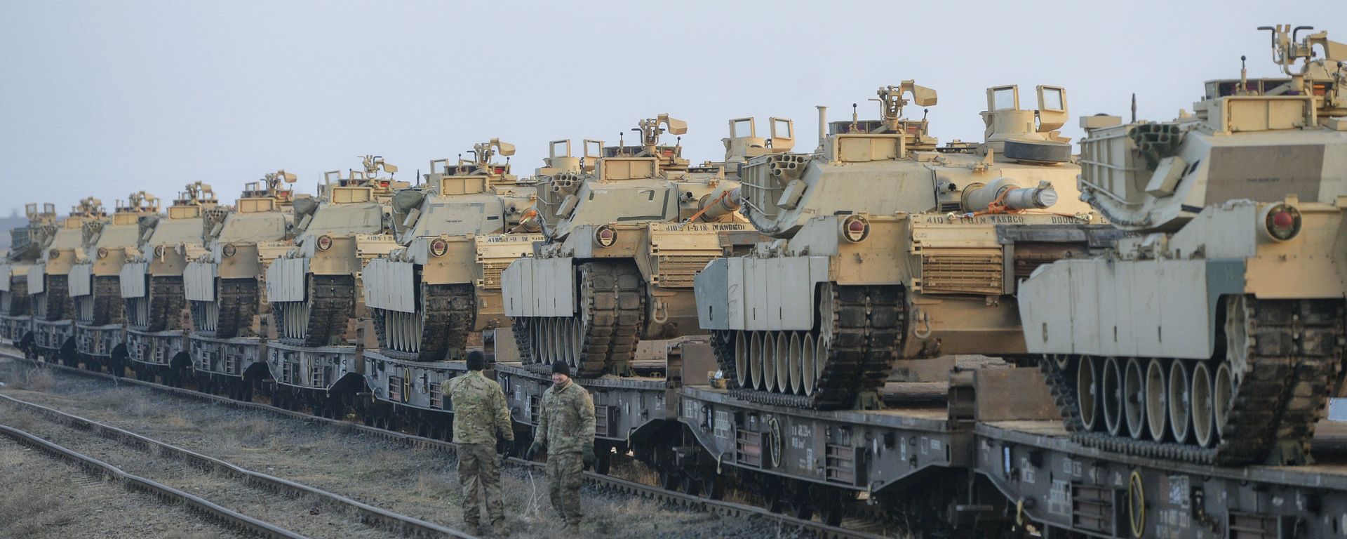 Servicemen of the Fighting Eagles 1st Battalion, 8th Infantry Regiment, walk by tanks that arrived via train to the US base in Mihail Kogalniceanu, eastern Romania, Tuesday, Feb. 14, 2017. - Sputnik International, 1920, 07.07.2026