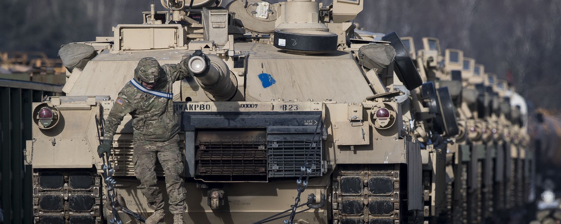 Abrams battle tanks from the US Army's 4th Infantry Division 3rd Brigade Combat Team 68th Armor Regiment 1st Battalion on rail cars as they arrive at the Gaiziunai railway station some 110 kms (69 miles) west of the capital Vilnius, Lithuania, Friday, Feb. 10, 2017. Abrams battle tanks from the US Army's 4th Infantry Division 3rd Brigade Combat Team 68th Armor Regiment 1st Battalion on rail cars as they arrive at the Gaiziunai railway station some 110 kms (69 miles) west of the capital Vilnius, Lithuania, Friday, Feb. 10, 2017. - Sputnik International, 1920, 17.10.2019