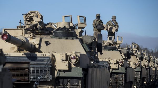 Members of US Army's 4th Infantry Division 3rd Brigade Combat Team 68th Armor Regiment 1st Battalion prepare to unload some Abrams battle tanks after arriving at the Gaiziunai railway station, some 110 kms (69 miles) west of the capital Vilnius, Lithuania, Friday, Feb. 10, 2017. - Sputnik International