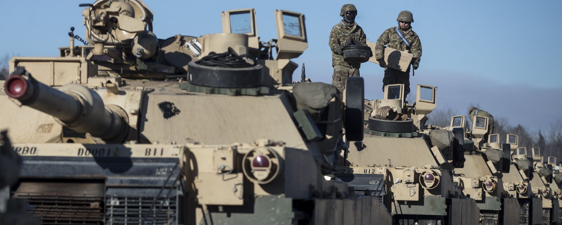 Members of US Army's 4th Infantry Division 3rd Brigade Combat Team 68th Armor Regiment 1st Battalion prepare to unload some Abrams battle tanks after arriving at the Gaiziunai railway station, some 110 kms (69 miles) west of the capital Vilnius, Lithuania, Friday, Feb. 10, 2017. Members of US Army's 4th Infantry Division 3rd Brigade Combat Team 68th Armor Regiment 1st Battalion prepare to unload some Abrams battle tanks after arriving at the Gaiziunai railway station, some 110 kms (69 miles) west of the capital Vilnius, Lithuania, Friday, Feb. 10, 2017. - Sputnik International, 1920, 11.01.2022