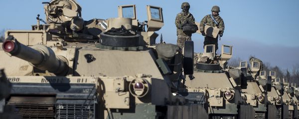 Members of US Army's 4th Infantry Division 3rd Brigade Combat Team 68th Armor Regiment 1st Battalion prepare to unload some Abrams battle tanks after arriving at the Gaiziunai railway station, some 110 kms (69 miles) west of the capital Vilnius, Lithuania, Friday, Feb. 10, 2017. - Sputnik International