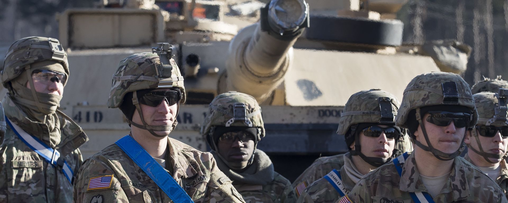 Members of the US Army's 4th Infantry Division 3rd Brigade Combat Team 68th Armoured Regiment 1st Battalion stand in front of an Abrams battle tank after arriving at the Gaiziunai railway station, some 110 kms (69 miles) west of the capital Vilnius, Lithuania, Friday, 10 February 2017. Members of the US Army's 4th Infantry Division 3rd Brigade Combat Team 68th Armoured Regiment 1st Battalion stand in front of an Abrams battle tank after arriving at the Gaiziunai railway station, some 110 kms (69 miles) west of the capital Vilnius, Lithuania, Friday, 10 February 2017. - Sputnik International, 1920, 24.12.2021