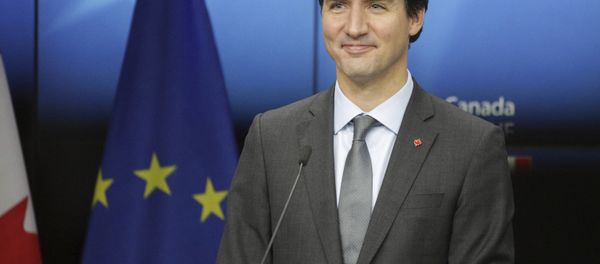 Canadian Prime Minister Justin Trudeau prepares to address a media conference at the end of an EU-Canada summit at the European Council building in Brussels, Sunday, Oct. 30, 2016. - Sputnik International