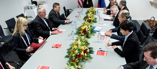 US Secretary of State Rex Tillerson (2ndL), Russia's Foreign Minister Sergei Lavrov (3rdR) and others wait for the start of a meeting at the World Conference Center in Bonn, Germany February 16, 2017. - Sputnik International