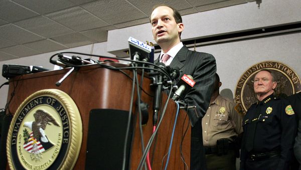 U.S. Attorney R. Alexander Acosta (L) and other law enforcement officials hold a news conference in Miami, Florida. (File) - Sputnik International