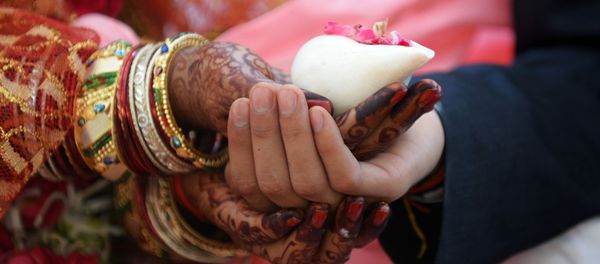An Indian couple prepares to take part in a mass wedding in Ahmedabad - Sputnik International