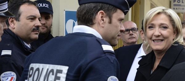 French far-right leader and presidential candidate Marine Le Pen smiles as she visits a border post Monday Feb. 13, 2017 in Menton, southern France, at the border with Italy. French far-right leader and presidential candidate Marine Le Pen smiles as she visits a border post Monday Feb. 13, 2017 in Menton, southern France, at the border with Italy. - Sputnik International