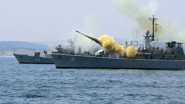 An anti-submarine rocket blasts off a rocket launcher from the Bulgarian navy frigate Drazki during the BREEZE 2014 military drill in the Black Sea - Sputnik International