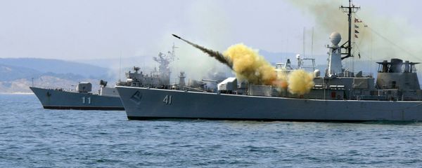 An anti-submarine rocket blasts off a rocket launcher from the Bulgarian navy frigate Drazki during the BREEZE 2014 military drill in the Black Sea - Sputnik International