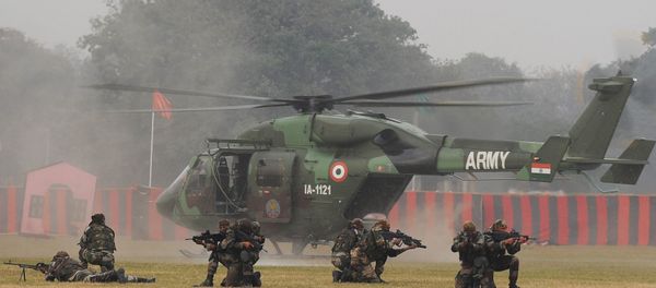 Soldiers take position while performing a drill after alighting from an HAL Dhruv helicopter during an Army weaponry exhibition in Kolkata. (File) - Sputnik International