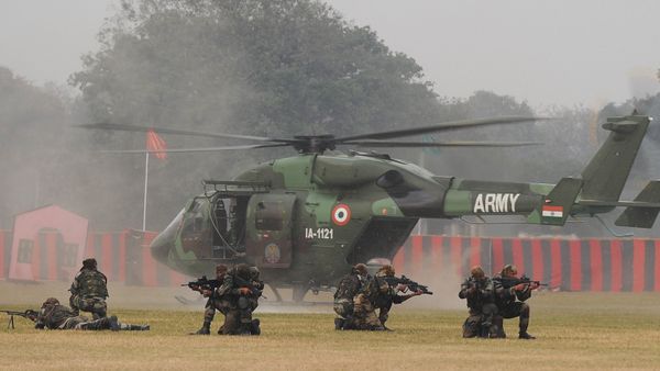 Soldiers take position while performing a drill after alighting from an HAL Dhruv helicopter during an Army weaponry exhibition in Kolkata. (File) - Sputnik International