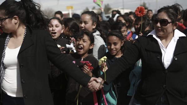 Mexicans join hands to form a symbolic human wall along the Rio Grande, which marks the border between Mexico and the U.S. in Ciudad Juarez, Friday, Feb. 17, 2017. Mexicans join hands to form a symbolic human wall along the Rio Grande, which marks the border between Mexico and the U.S. in Ciudad Juarez, Friday, Feb. 17, 2017. - Sputnik International