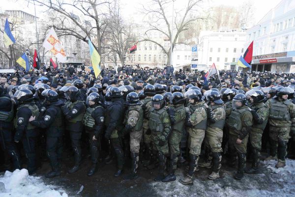 Riot police and members of the Ukrainian National Guard block activists and supporters of nationalist parties during a rally against trade with Ukraine's rebel-held east areas in Donetsk and Luhansk regions, in Kiev, Ukraine - Sputnik International