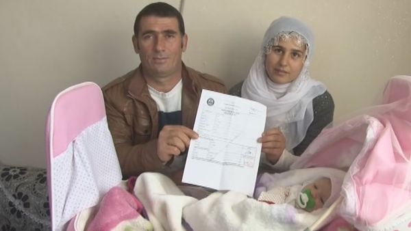Mustafa Celik, his wife Songul and their daughter Evet (Yes) - Sputnik International