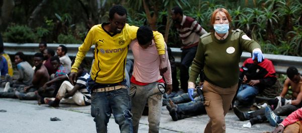 African migrants help each other as they arrive at the CETI, the short-stay immigrant centre, after crossing the border from Morocco to Spain's North African enclave of Ceuta, Spain, February 17, 2017 African migrants help each other as they arrive at the CETI, the short-stay immigrant centre, after crossing the border from Morocco to Spain's North African enclave of Ceuta, Spain, February 17, 2017 - Sputnik International