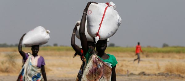 Women carry sacks of food in Nimini village, Unity State, northern South Sudan, February 8, 2017 - Sputnik International