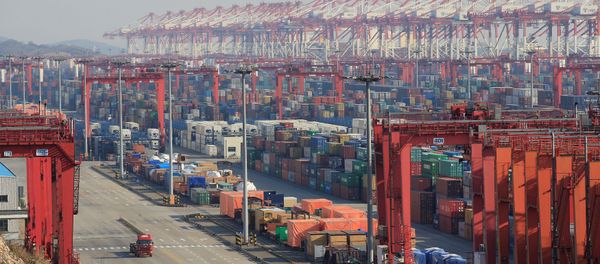 Containers are seen at the Yangshan Deep Water Port, part of the Shanghai Free Trade Zone, in Shanghai, China, February 13, 2017 - Sputnik International