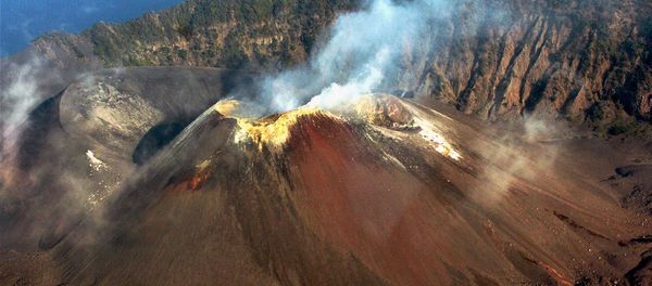 Smoke rises from the Barren Island volcano, 135 kilometers (84 miles) east of Port Blair, India on Sunday, March 25, 2007 - Sputnik International