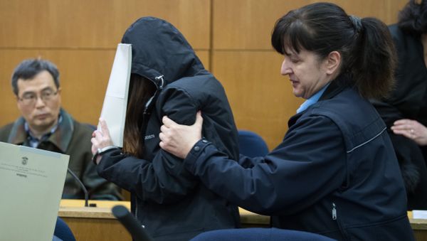 One of the main defendants covers the face as she enters the courtroom for the trial on charges of exorcism at court in Frankfurt am Main, on February 20, 2017 One of the main defendants covers the face as she enters the courtroom for the trial on charges of exorcism at court in Frankfurt am Main, on February 20, 2017 - Sputnik International