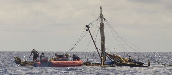 In this photo provided by the Philippine Coast Guard, members of the Philippine Coast Guard, left, approach the almost sunken fishing boat of Filipino fishermen who were killed by suspected pirates in waters near Zamboanga City, southern Philippines Tuesday, Jan. 10, 2017. In this photo provided by the Philippine Coast Guard, members of the Philippine Coast Guard, left, approach the almost sunken fishing boat of Filipino fishermen who were killed by suspected pirates in waters near Zamboanga City, southern Philippines Tuesday, Jan. 10, 2017. - Sputnik International