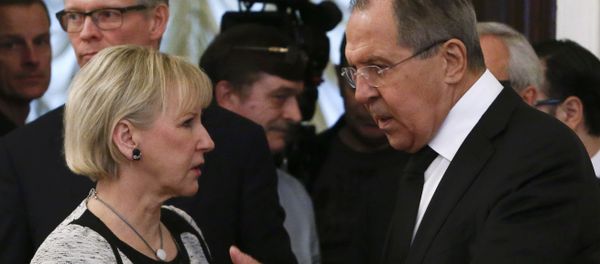 Russian Foreign Minister Sergei Lavrov (R) shows the way to his Swedish counterpart Margot Wallstrom during a meeting in Moscow, Russia, February 21, 2017 - Sputnik International