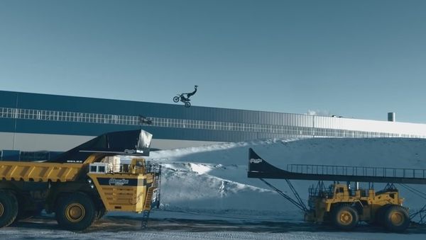 Biker Performs Breath-Taking Jump on the World’s Largest Moving Truck - Sputnik International