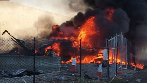 This frame grab taken from AFPTV of video received from Jordan Fouracre on February 21, 2017 shows smoke and flames after a twin-engined Beechcraft plane crashed into a shopping centre just after take-off from Essendon Fields airport near Melbourne - Sputnik International