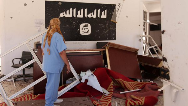 A Libyan man checks a building used by the Islamic State fighters after it was captured by Libyan forces allied with the U.N.-backed government, in Sirte, Libya August 22, 2016. - Sputnik International