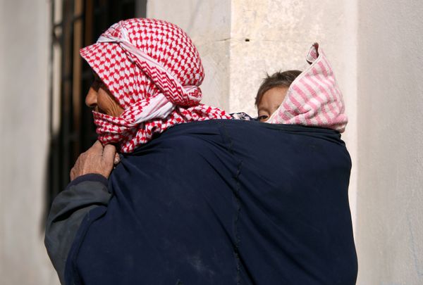 A woman carries a child as she walks in Aleppo's Jibreen shelter, Syria February 1, 2017. Picture taken February 1, 2017. - Sputnik International