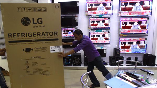An Indian worker pushes a refrigerator to its place, as Indian Prime Minister Narendra Modi addresses a joint meeting of Congress on Capitol Hill in Washington seen on televisions at an electronic shop, in Gauhati, India , Wednesday, June 8, 2016 - Sputnik International