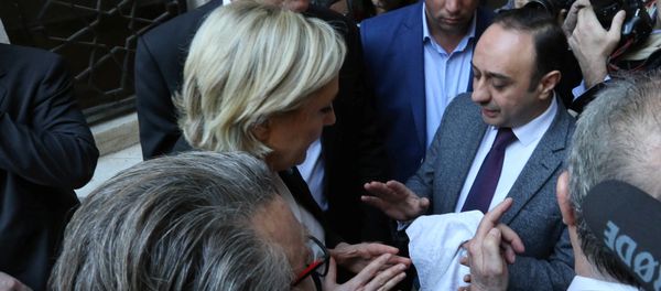 Marine Le Pen, French National Front (FN) political party leader and candidate for French 2017 presidential election, refuses a headscarf for her meeting Lebanon's Grand Mufti Sheikh Abdul Latif Derian in Beirut, Lebanon February 21, 2017 - Sputnik International
