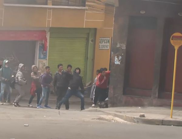 Protesters Throw Rocks, Grenades at police in La Paz, Bolivia.  - Sputnik International