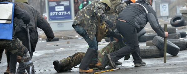 Anti-government protestors evacuate a comrade wouned by a sniper during clashes with the police in the center of Kiev on February 20, 2014 - Sputnik International