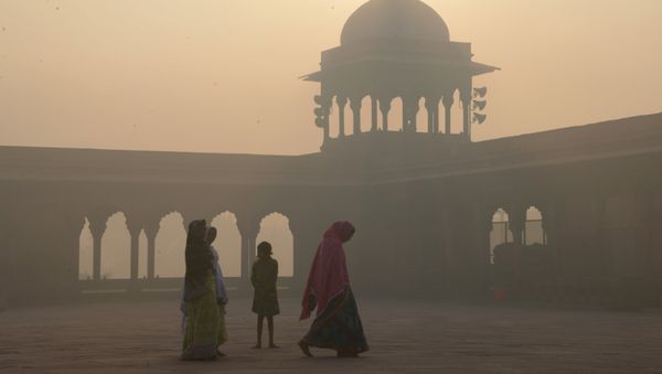 This file photo taken on November 3, 2016 shows Indian women walking as smog envelops the Jama Masjid mosque in the old quarters of New Delhi - Sputnik International