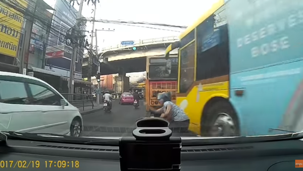 Speeding Bus Narrowly Misses Motorcyclists - Sputnik International
