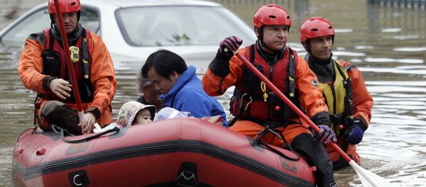 Rescue crews take out residents from a flooded neighborhood Tuesday, Feb. 21, 2017, in San Jose, Calif. - Sputnik International