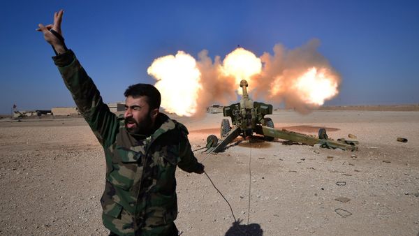 Popular Mobilization Forces (PMF) fire toward Daesh militants, west of Mosul, Iraq February 22, 2017 - Sputnik International