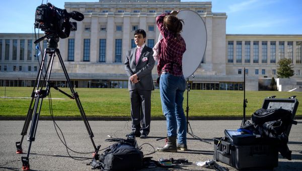 A TV journalist speaks on the eve of resumption of peace talks on Syria, on February 22, 2017 at the United Nations offices in Geneva - Sputnik International