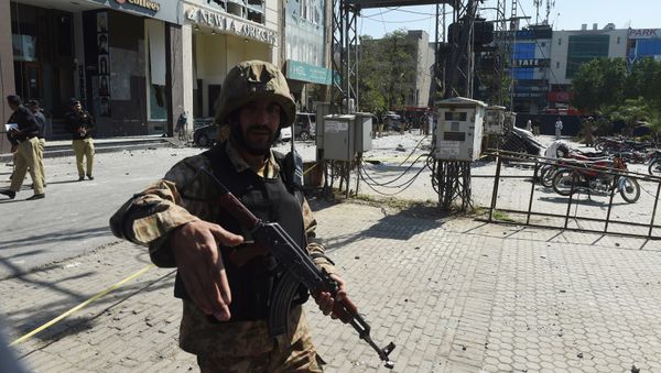 An Pakistani soldier cordons off the site of a bomb attack in Lahore on February 23, 2017 - Sputnik International