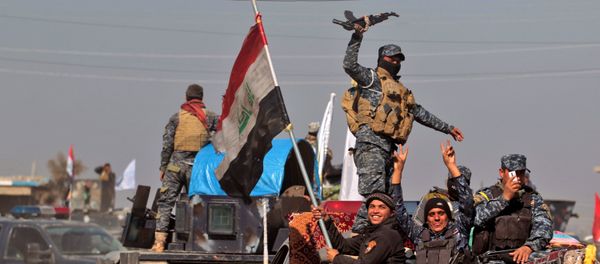 Iraqi security forces regroup in the village of al-Buseif, south of Mosul, during an offensive by Iraqi forces to retake the western side of the city from Islamic State (IS) group fighters on February 22, 2017 - Sputnik International