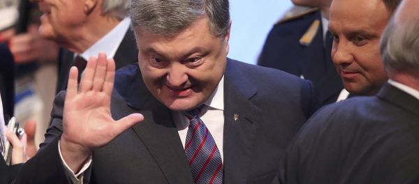 Ukraine President Petro Poroshenko waves next to Polish President Andrzej Duda at the 53rd Munich Security Conference in Munich, Germany, February 17, 2017 - Sputnik International