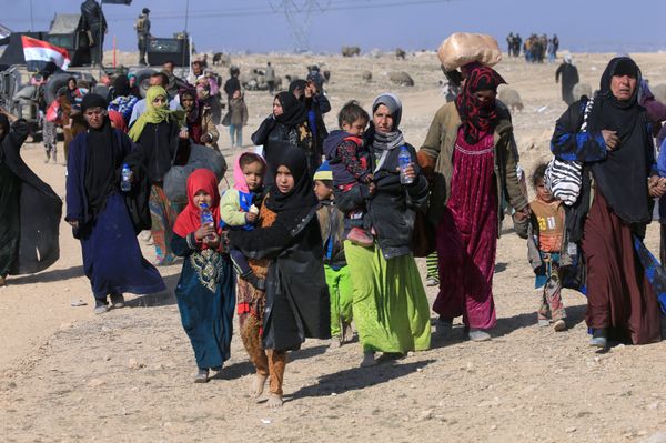 Displaced Iraqis flee their homes during a battle with Islamic State militants in the district of Maamoun in western Mosul, Iraq February 23, 2017 Displaced Iraqis flee their homes during a battle with Islamic State militants in the district of Maamoun in western Mosul, Iraq February 23, 2017 - Sputnik International
