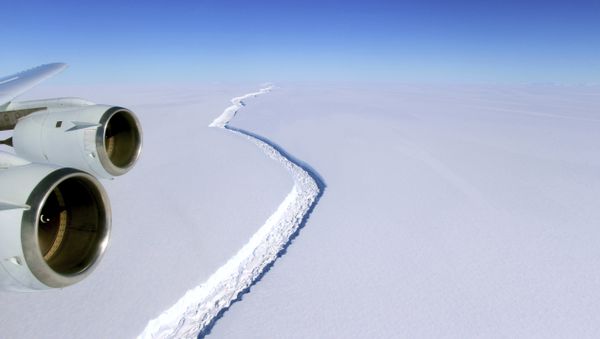 This Nov. 10, 2016 aerial photo released by NASA, shows a rift in the Antarctic Peninsula's Larsen C ice shelf. - Sputnik International