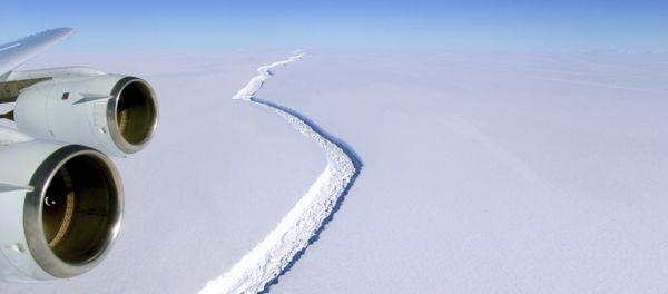 This Nov. 10, 2016 aerial photo released by NASA, shows a rift in the Antarctic Peninsula's Larsen C ice shelf. - Sputnik International