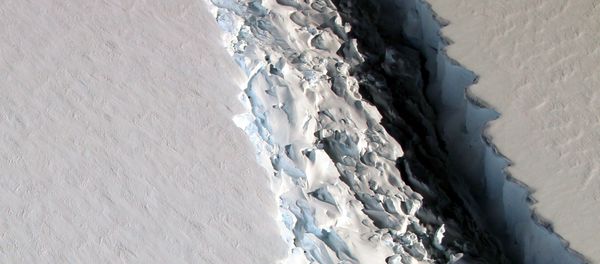In November 2016, the Larsen C fracture was about 70 miles long, more than 300 feet wide and about a third of a mile deep. - Sputnik International