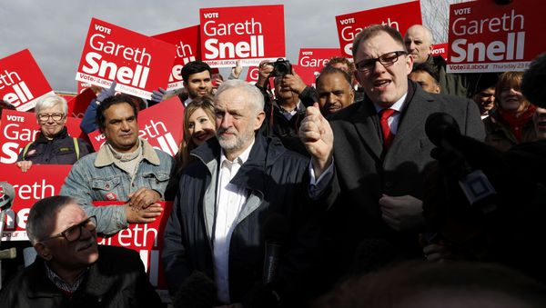 Jeremy Corbyn, the leader of Britain's opposition Labour Party, speaks to supporters after Labour's candidate Gareth Snell (R) won the by-election in Stoke, February 24, 2017. Jeremy Corbyn, the leader of Britain's opposition Labour Party, speaks to supporters after Labour's candidate Gareth Snell (R) won the by-election in Stoke, February 24, 2017. - Sputnik International